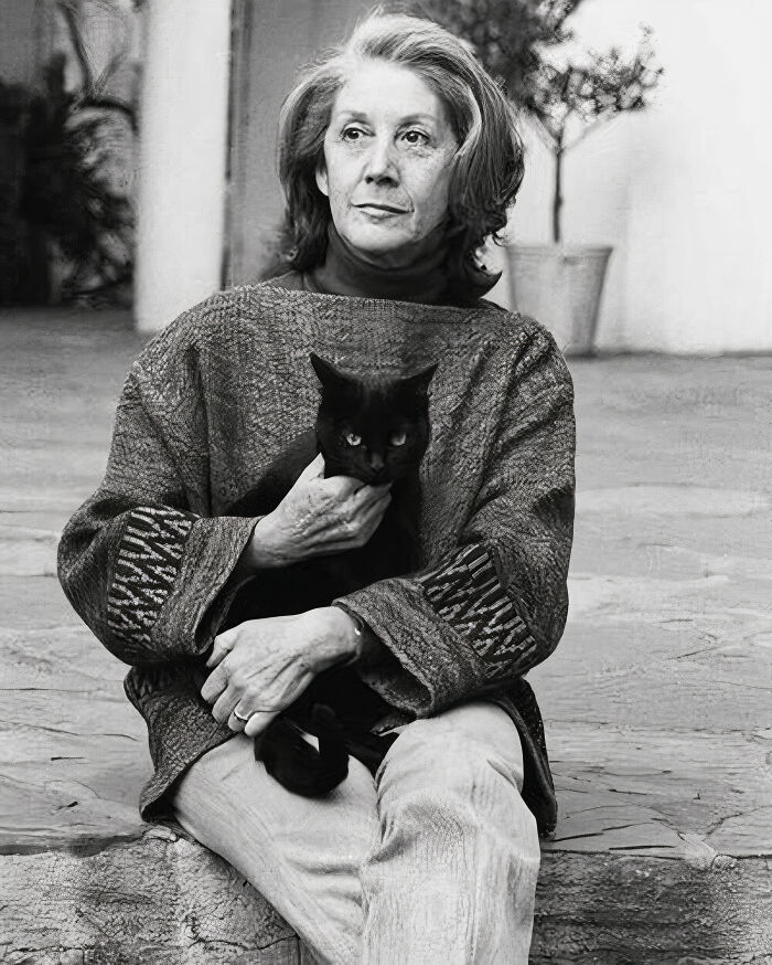 A Great Woman, Writer, And Cat Lover, South African Nadine Gordimer Posed Elegantly For This Portrait With Her Pet Cat. South Africa, 1981