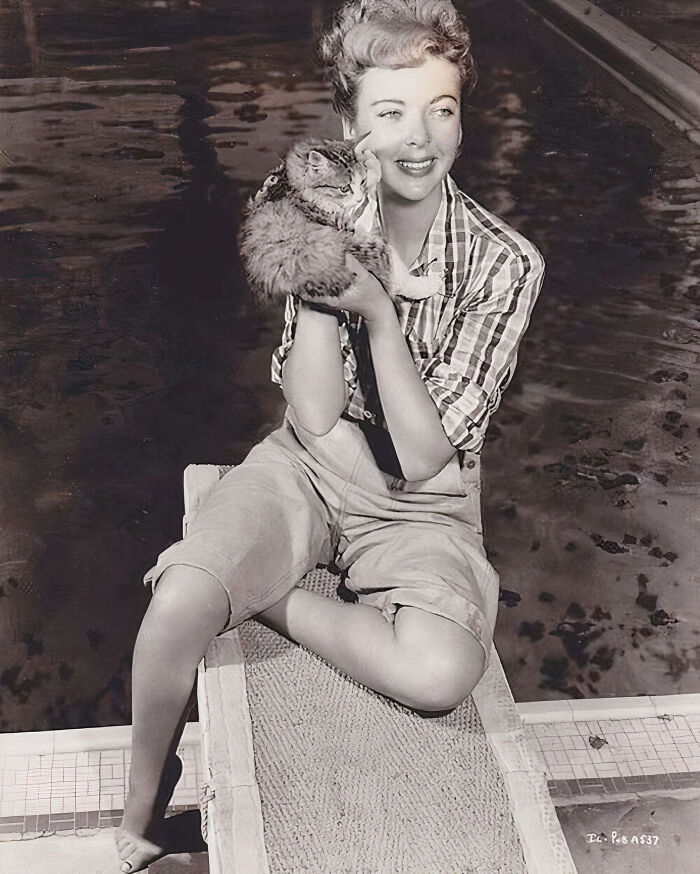 The Anglo-American Actress And Filmmaker Ida Lupino Posed With Her Kitten In Front Of A Swimming Pool In 1941