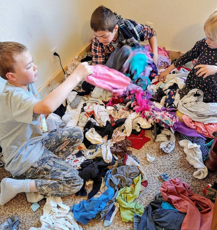 "Little House In The High Desert": This Couple Had 12 Kids In 12 Years