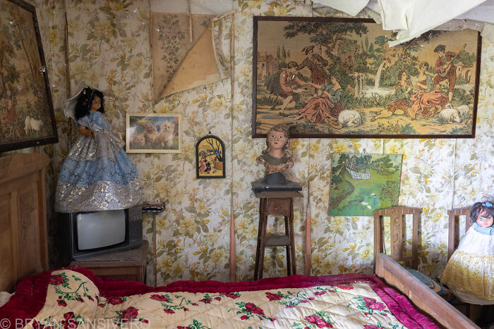 I Discovered An Abandoned House In France Filled With 'Demonic' Dolls (18 Pics) I Discovered An Abandoned House In France Filled With 'Demonic' Dolls (18 Pics)