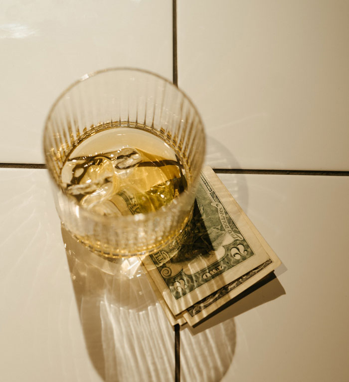 Moneyed Friend Quietly Bails, Knowing That Pals Who Over-Ordered Will Expect Them To Split The Restaurant Bill