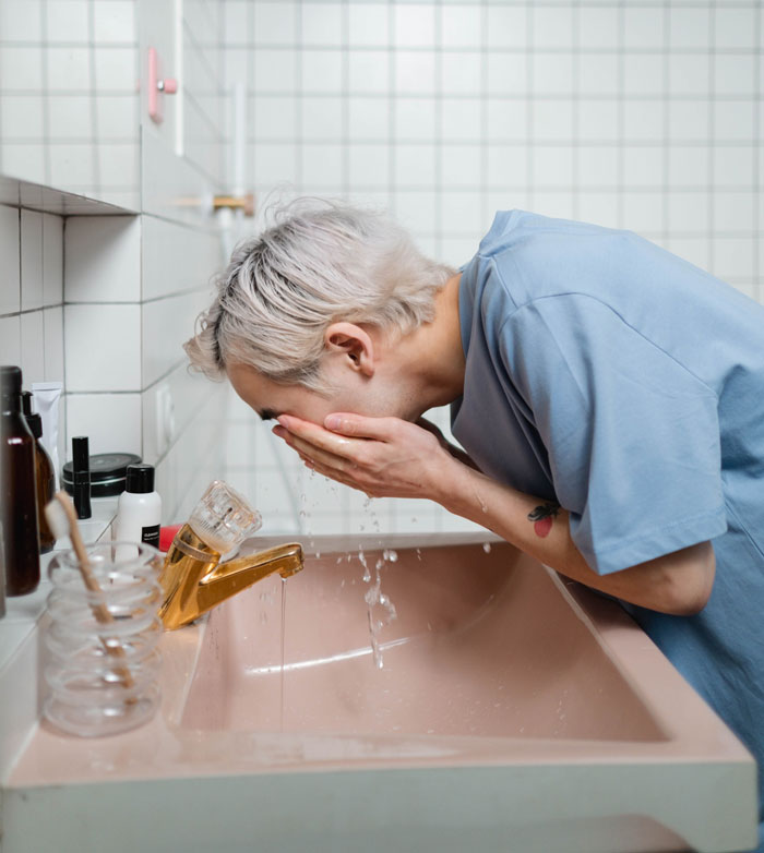 "Throw The Whole Wife Away": Man Is Not Allowed To Refill Soap Dispenser, Throws It Away Instead, Making Wife Dig Through The Trash