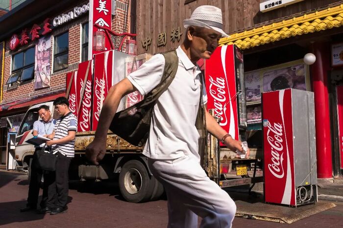 This Belgian Photographer Captures Funny And Extraordinary Scenes Of Everyday Life (30 New Pics)