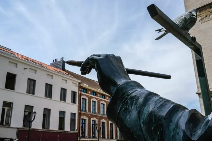 This Belgian Photographer Captures Funny And Extraordinary Scenes Of Everyday Life (30 New Pics)