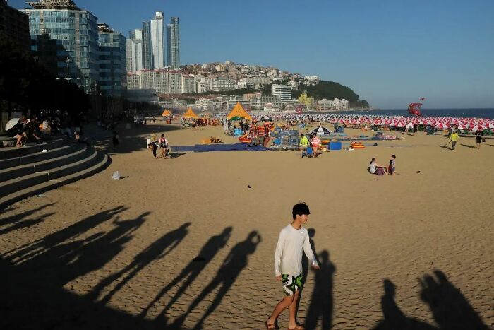 This Belgian Photographer Captures Funny And Extraordinary Scenes Of Everyday Life (30 New Pics)