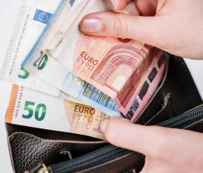 19 Y.O. Daughter Gets Excluded From Family Dinner Because She Called Her Dad’s 26 Y.O. Girlfriend A Gold Digger 19 Y.O. Daughter Gets Excluded From Family Dinner Because She Called Her Dad’s 26 Y.O. Girlfriend A Gold Digger