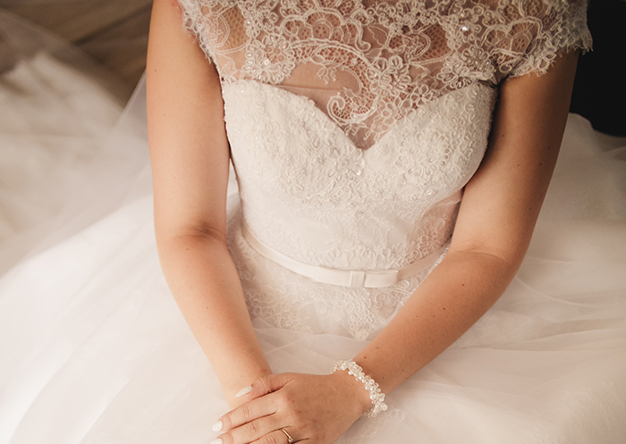 Woman Blocks Fianc&eacute;&rsquo;s Number And Stays At Mom&rsquo;s House After He Gives An Overly Honest Opinion On Her Wedding Dress