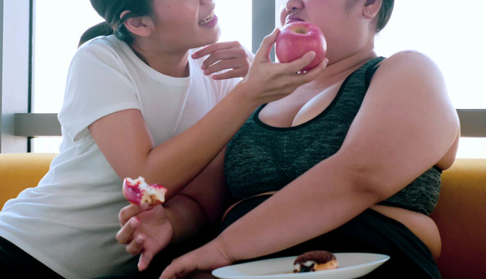 Woman Lies About Her Weight And Waits Until Friend Notices She Lost 50 Pounds, But She Only Realizes When A Mutual Friend Points It Out