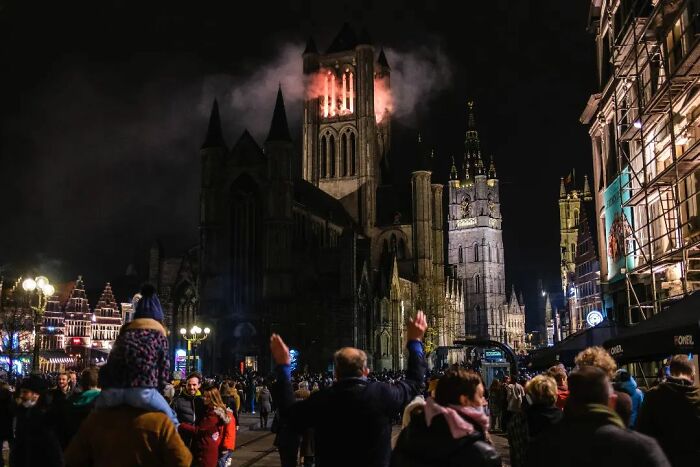 This Belgian Photographer Captures Funny And Extraordinary Scenes Of Everyday Life (30 New Pics)