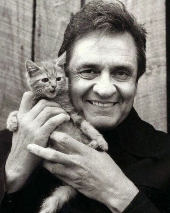 The Great Icon Of Country Music, The American Singer Johnny Cash Was Also Photographed With A Feline In This Portrait Taken Around 1971
