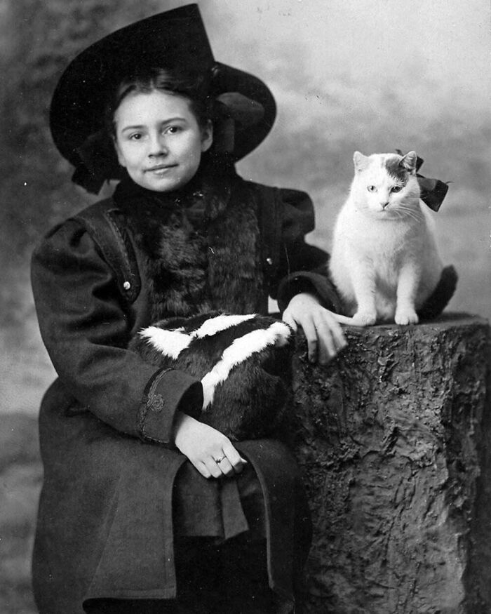 This Portrait Of Young American Gladys Van Kleeck Became Even More Elegant With The Presence Of Her Cat Named Patsy. A Beautiful Find From 1910