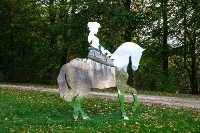 This Belgian Photographer Captures Funny And Extraordinary Scenes Of Everyday Life (30 New Pics)