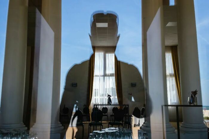 This Belgian Photographer Captures Funny And Extraordinary Scenes Of Everyday Life (30 New Pics)