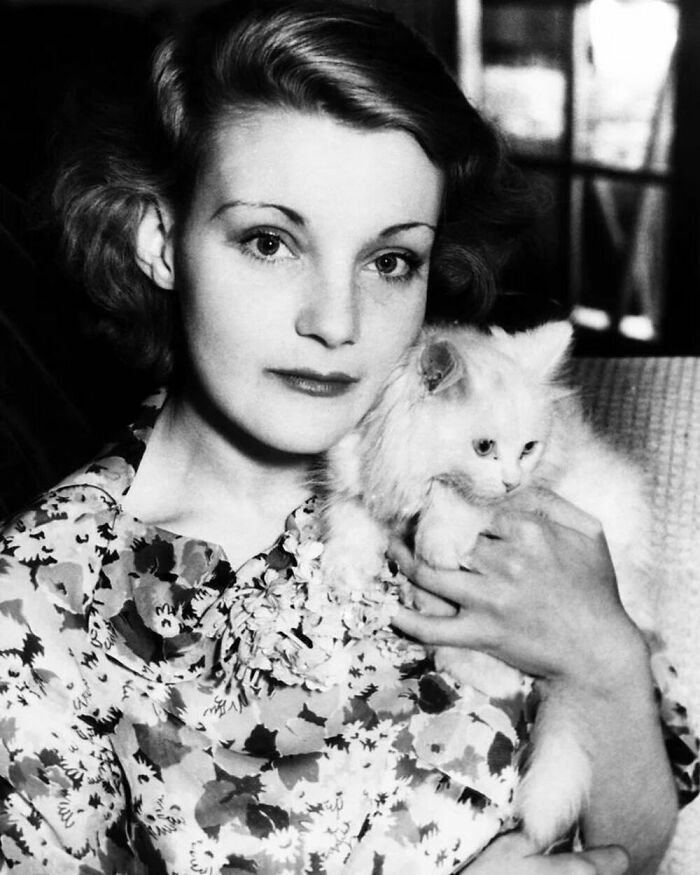 Known For Her Work In Cinema And Theater, The American Actress Helen Chandler Was Photographed At Home With Her Pet Cat Named Blue Bell. 1933