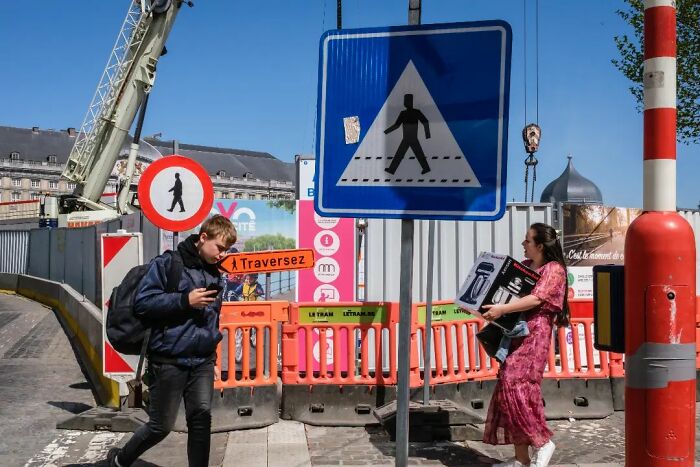 This Belgian Photographer Captures Funny And Extraordinary Scenes Of Everyday Life (30 New Pics)