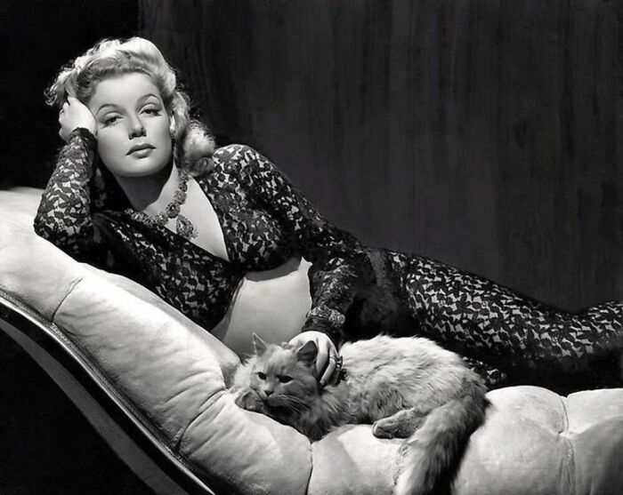 This Photograph From The Promotion Of The 1947 Drama Film "Nora Prentiss" Is A True Work Of Art. The Beauty Of American Actress Ann Sheridan Blends Perfectly With That Of A Fluffy Feline