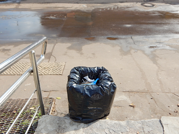 Guy Throws Away Cupcakes Sent By 18 Y.O. Obsessed Woman, Gets Called A Jerk Guy Throws Away Cupcakes Sent By 18 Y.O. Obsessed Woman, Gets Called A Jerk