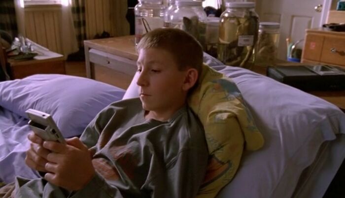 Malcolm S07e05. Dewey Plays Without A Cartridge In His Gameboy