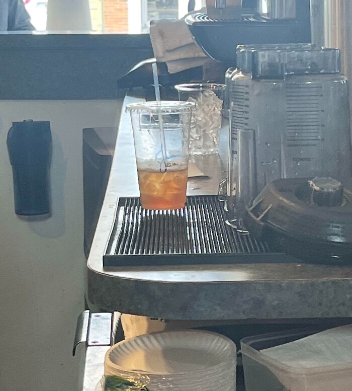 La luz hacía que mi bebida pareciera estar flotando 