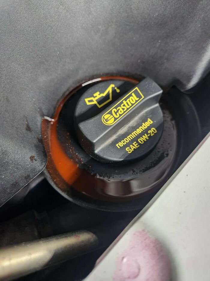 La luz del refrigerante sigue encendida después de que el cliente la rellenara