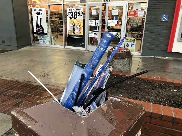 Está lloviendo por primera vez en mucho tiempo en Los Ángeles. Este es el cubo de basura fuera de Autozone