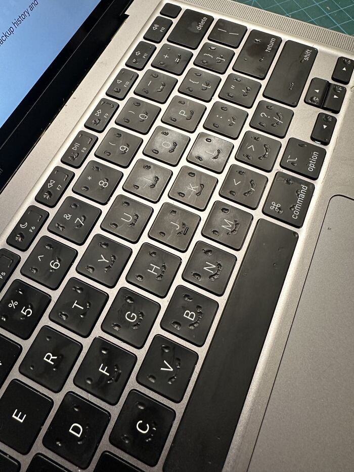 Derramé acetona en mi portátil y ahora se burla de mí