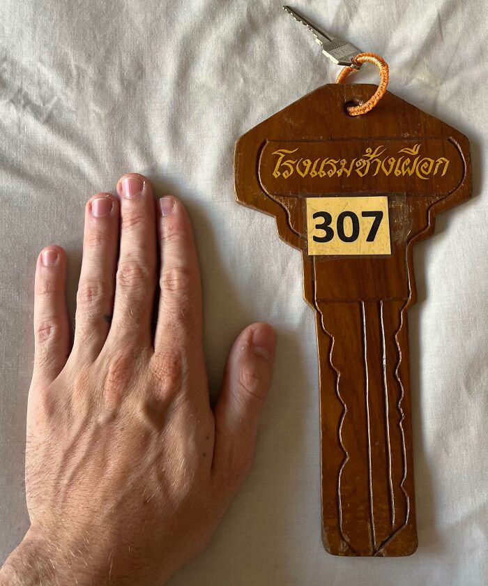 El tamaño de este llavero de hotel que tengo que llevar conmigo a todas partes los próximos días