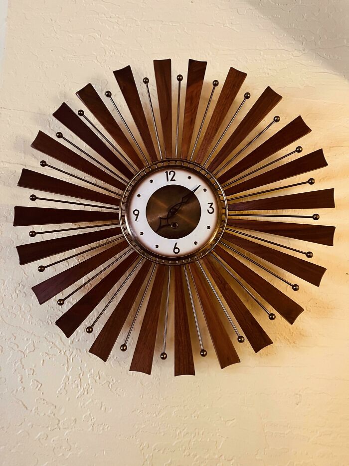 My Pa Repaired This Clock That Used To Be In My Great Granny’s House When I Was A Kid, And Gave It To Me For Christmas!