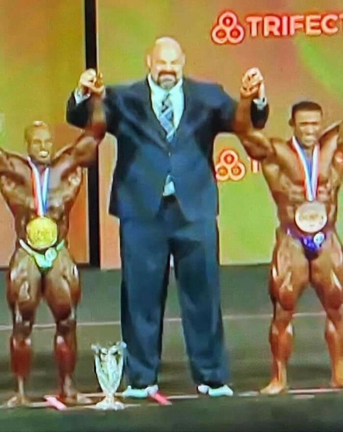 4x Worlds Strongest Man Brian Shaw Next To 212lb Pro Bodybuilders