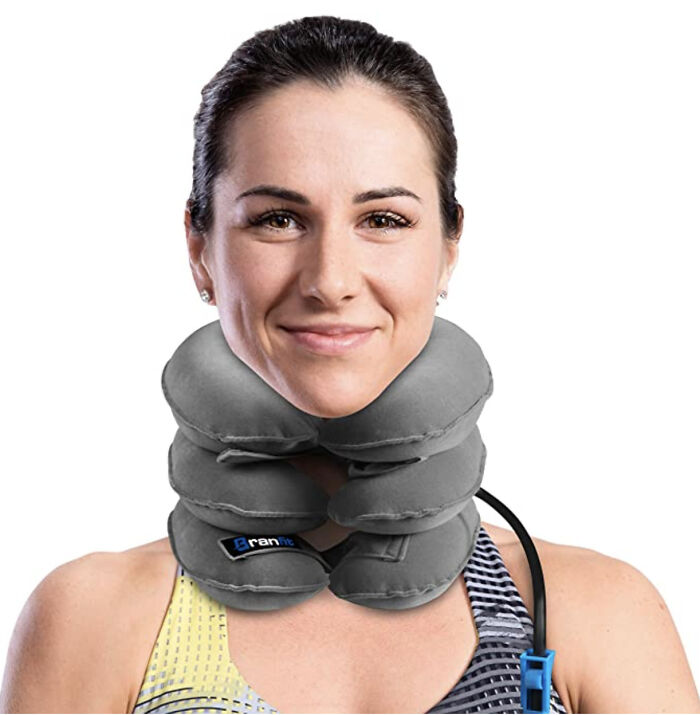 Una mujer jirafa trabaja como modelo para Amazon