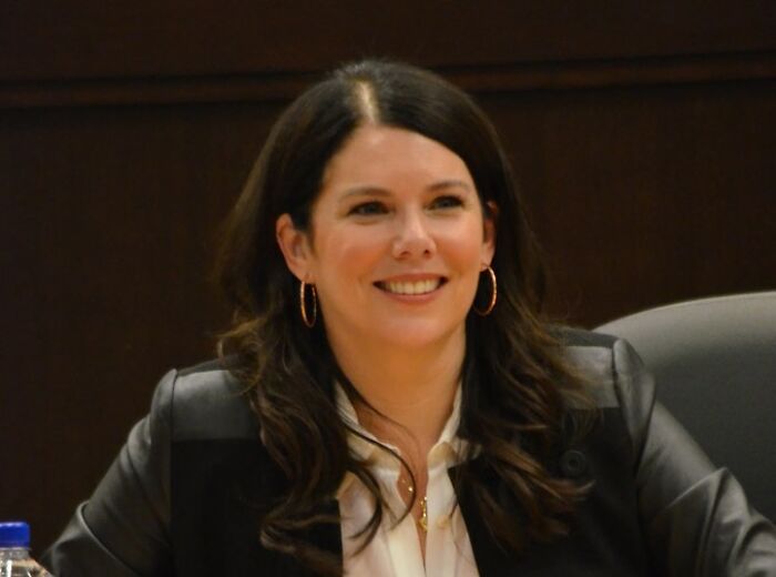 Lauren Graham smiling warmly, representing celebrities who never married yet still found love in their lives.