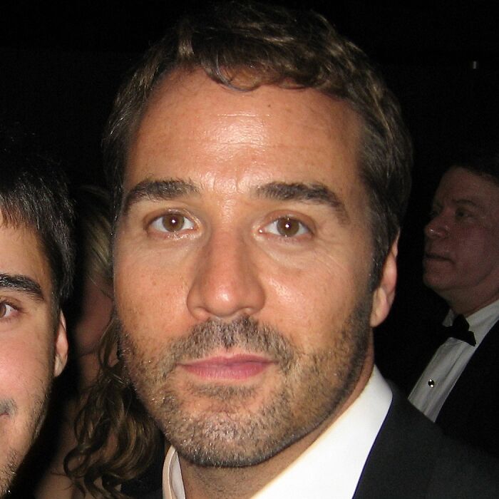 Jeremy Piven in a black suit at an event, featured among celebrities who never married yet found love.