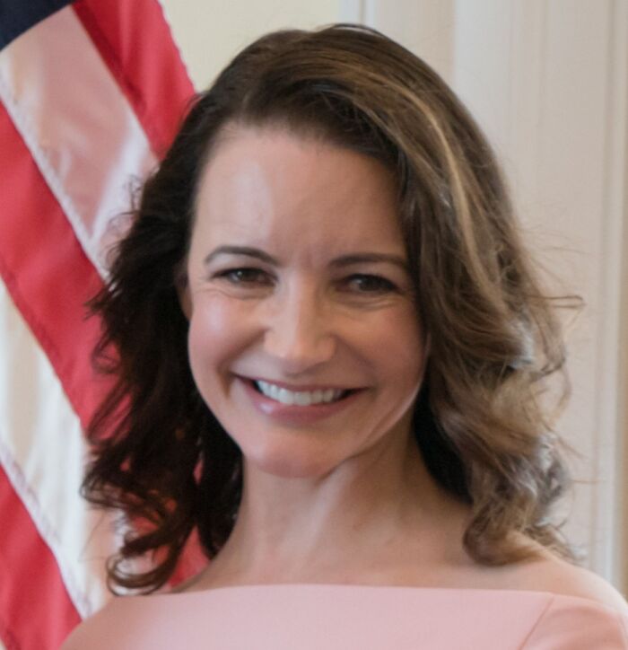 Kristin Davis smiling warmly, representing celebrities who never married yet still found love in life and relationships.