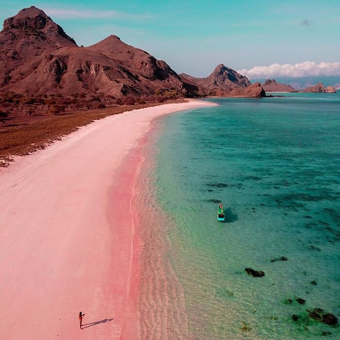Picture of ocean and mountains in Padar Island