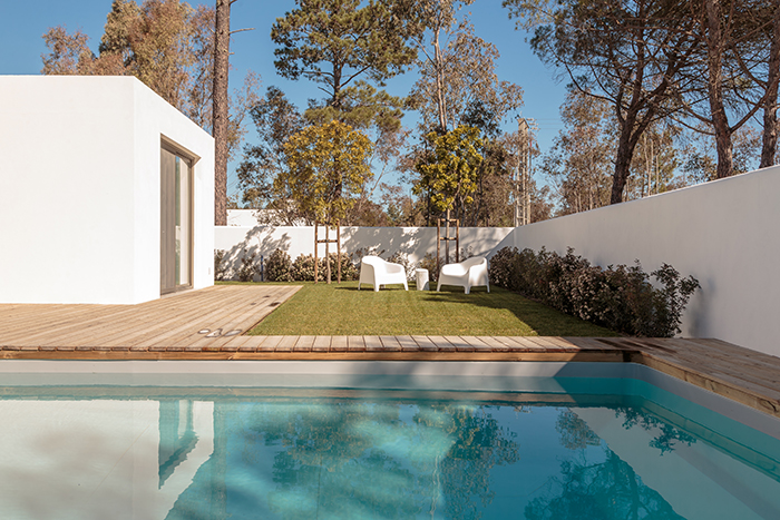 New Homeowners Refuse To Get Rid Of The Pool Their Neighbor's Kid Drowned In, Ask If They're Being Insensitive