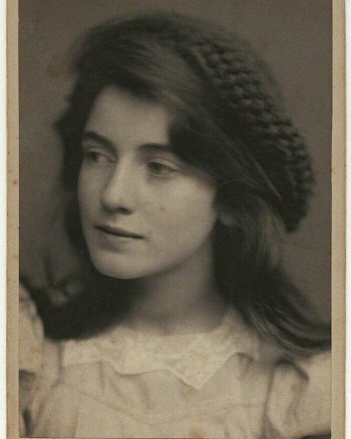 Cabinet Card Portrait Of Lady Edna Clarke Hall, Taken By John Caswall Smith At The Gainsborough Studio, London - Circa 1895
