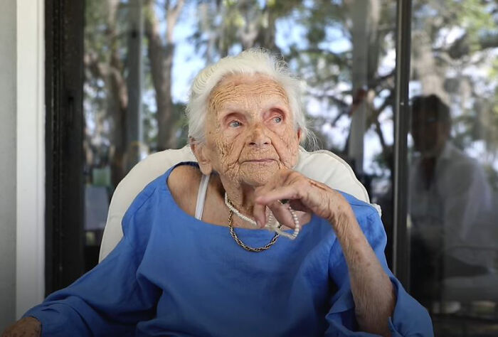 30 People Who Left A Mark In History And Are Actually Still Around, Much To The Surprise Of Folks In This Online Group