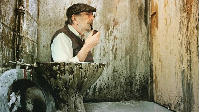 This Son Transports His Dad In Movie Scenes And The Result Is Hilarious (21 New Pics)