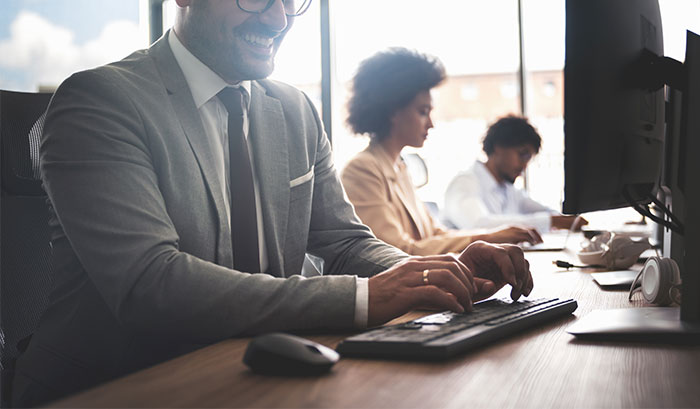 CEO Thinks He Knows Better Than IT Worker When It Comes To Emails, Ends Up As The Laughing Stock Of Everybody He&rsquo;s Ever Respected