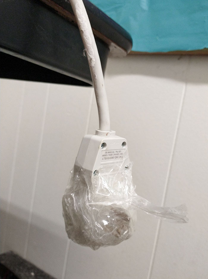 The Employer Doesn't Let Workers Use The Air Conditioner As A Heat Wave Comes Rushing In