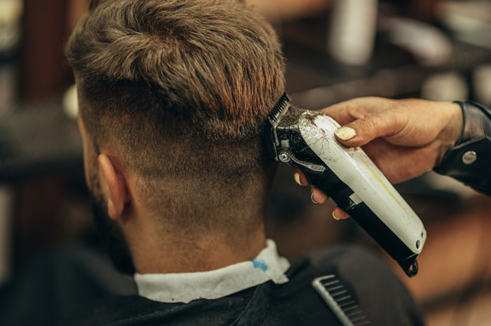 Guy Always Leaves A $5 Tip On His $20 Haircut, And His Barber Seems Very Disappointed