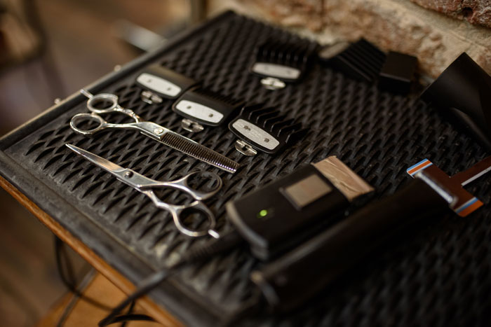 Guy Always Leaves A $5 Tip On His $20 Haircut, And His Barber Seems Very Disappointed