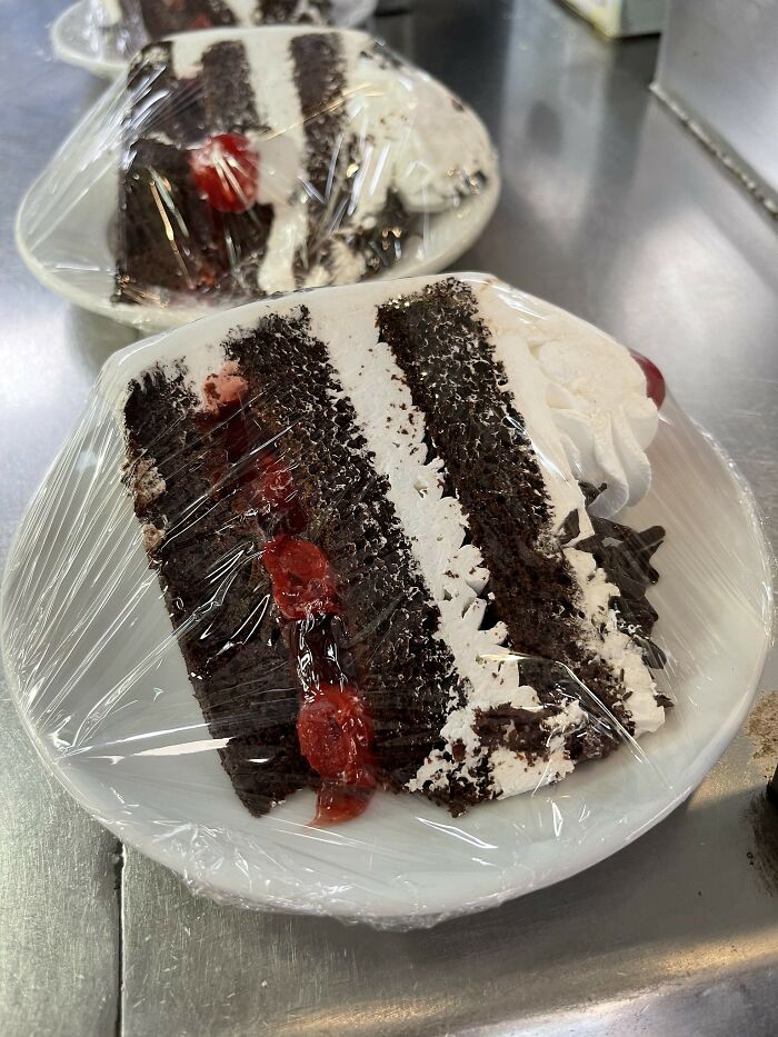 Woman Is Confused About Getting Charged A $25 &ldquo;Cake Cut&rdquo; Fee And Not Being Told About It In Advance