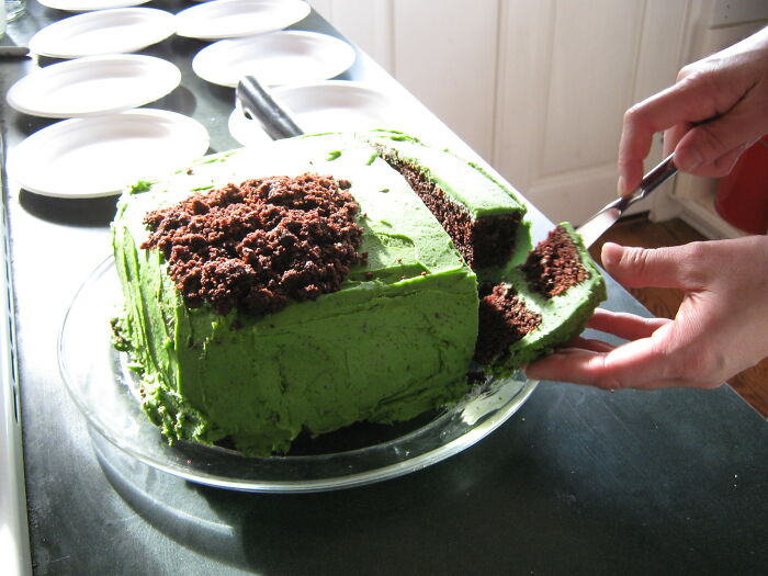 Woman Is Confused About Getting Charged A $25 &ldquo;Cake Cut&rdquo; Fee And Not Being Told About It In Advance