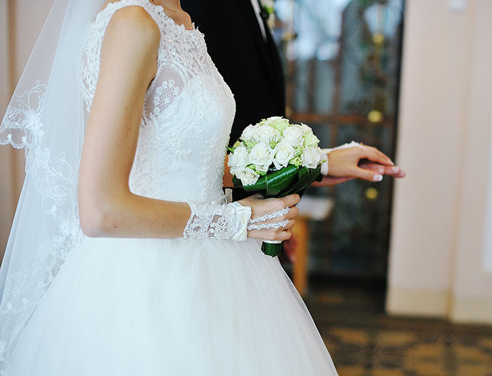 Daughter Uninvites Her Dad And His GF From Her Wedding After They Demand Everything Is Vegan, From Food To The Guests' Shoes