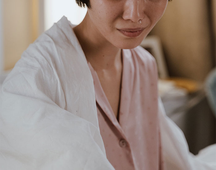 Guy Insists His Fianc&eacute;e Wear A Red Wedding Dress As She's Not A Virgin And Would Be "Deceiving Guests", Gets Dumped Instead