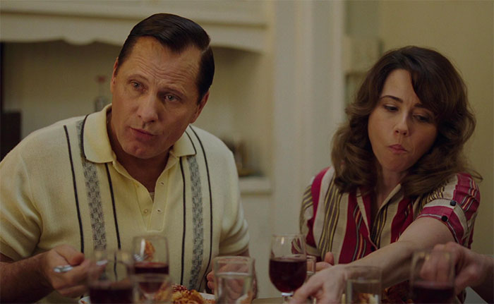Viggo Mortensen and Linda Cardellini eating in movie Green Book