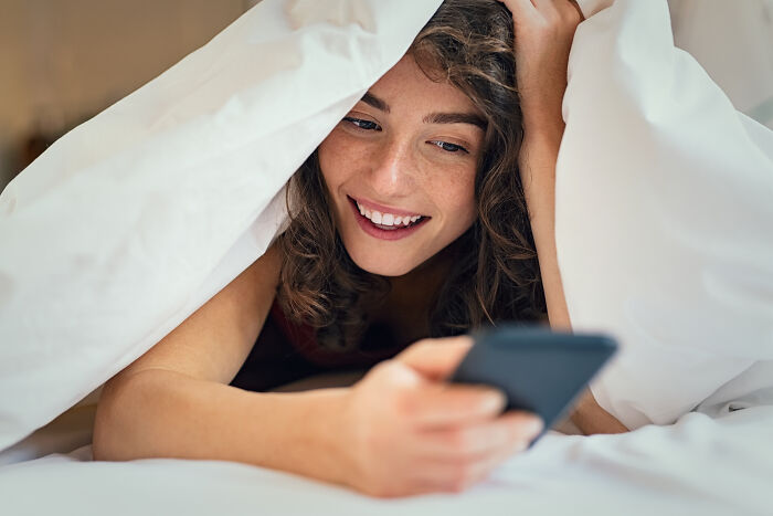 People Share 30 Signs That Scream Someone Is Having A Secret Affair