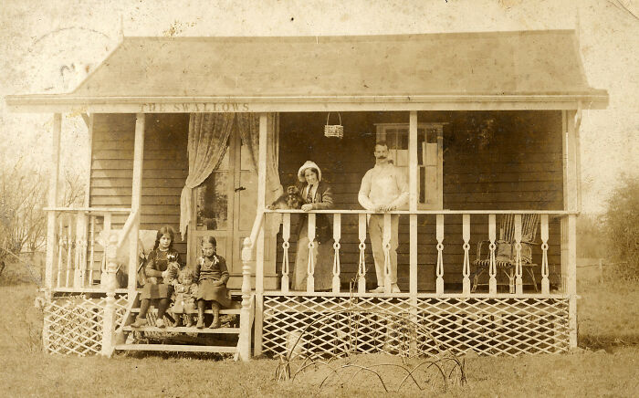 1910 Cozy Cottage - Unidentified Family & Location