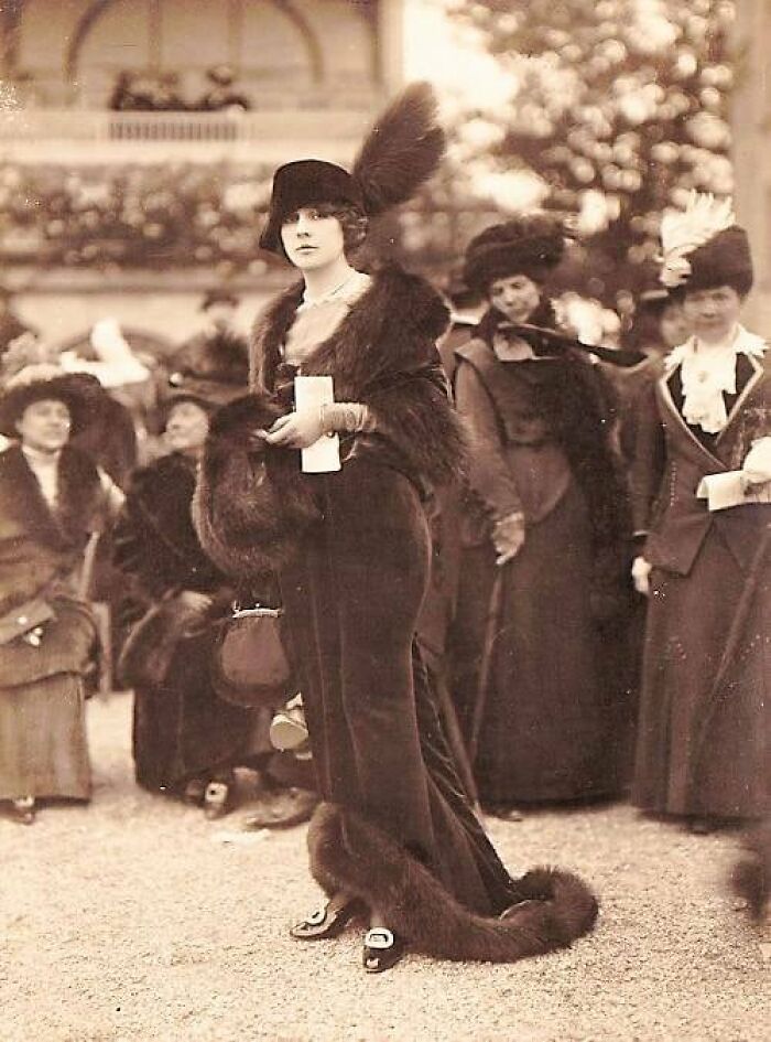 Another Fashionable Day At Longchamp, France 1911
